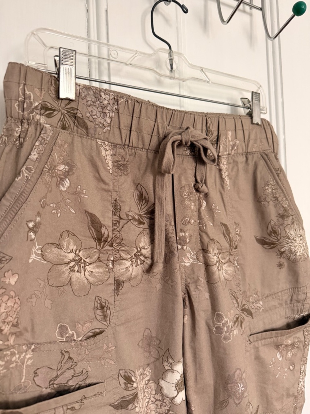 Democracy floral print cropped utility pants in a tan and cream size 10 - Picture 5 of 9